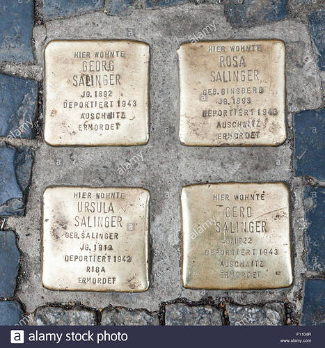 f0ur-plaques-vor-dem-rosethalerstrasse-haus-in-berlin-aus-denen-diese-judischen-holocaust-opfer-deportiert-wurden-f1104r