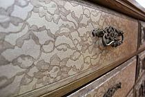 stylowi_pl_diy-zrob-to-sam_malowanie-mebli-inaczej_koronkowy-wzor-sprayem_efe_15624704