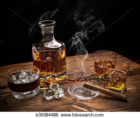 whisky-z-palenie-cygaro-bank-zdjęć__k35384488